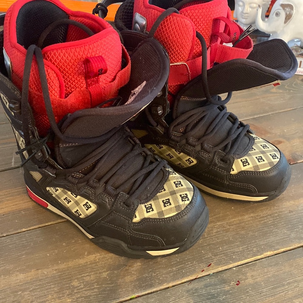 Womans DC snowboarding boots